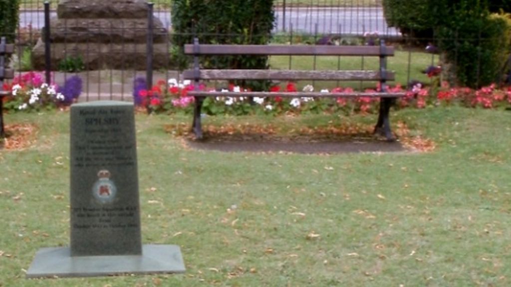 Kirton in Lindsey memorial unveiled to American airmen BBC News