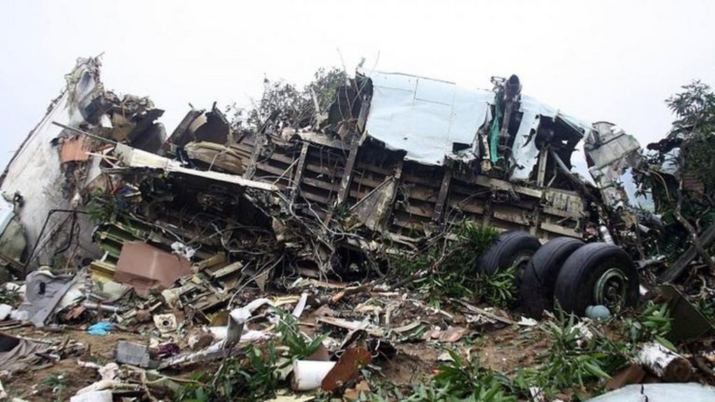 Congo plane crash kills at least three in Brazzaville BBC News