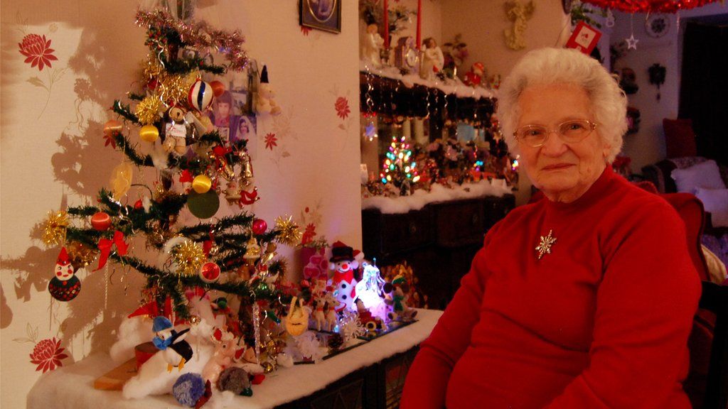 christmas tree put up for 82nd year bbc news christmas tree put up for 82nd year bbc news