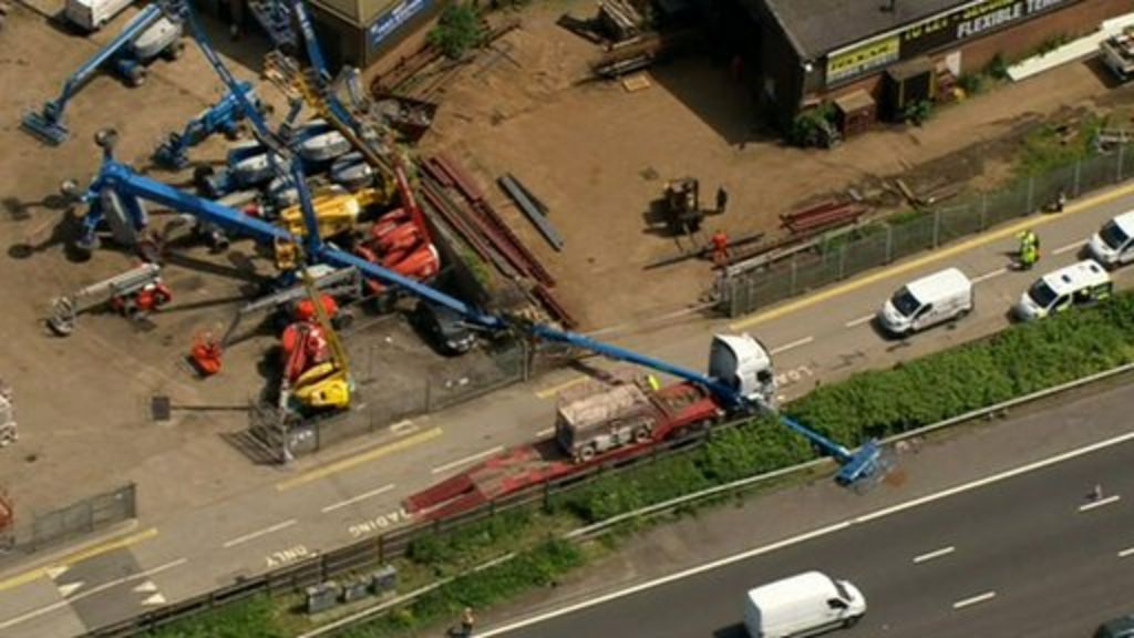 Man dies in M25 Buckinghamshire cherrypicker fall BBC News