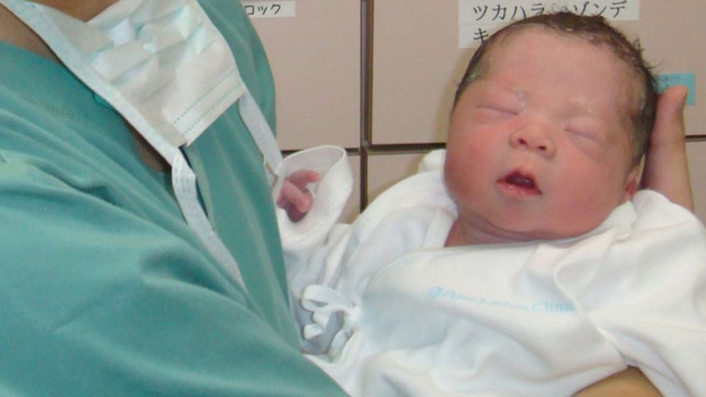 Early menopause Baby born after ovaries 'reawakened' BBC News