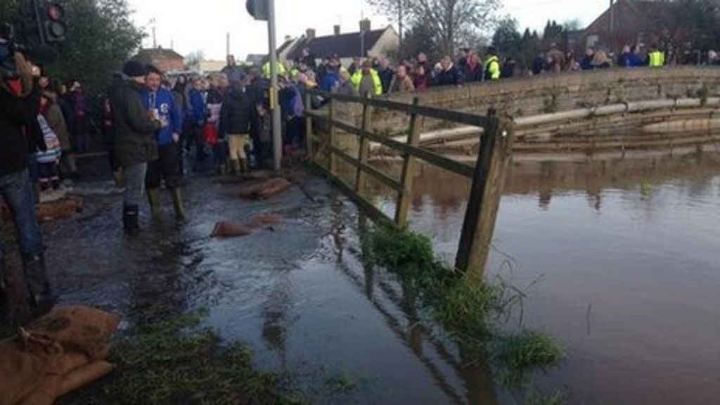 police-urge-no-flood-tourists-in-somerset-levels-bbc-news