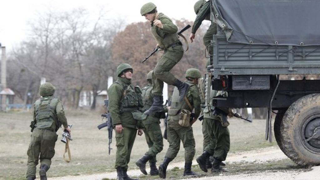 Russia keeps pressure on Ukraine with Crimea stand-off - BBC News