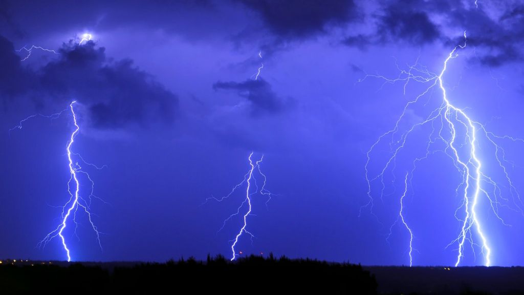 Solar wind 'triggers lightning on Earth' BBC News