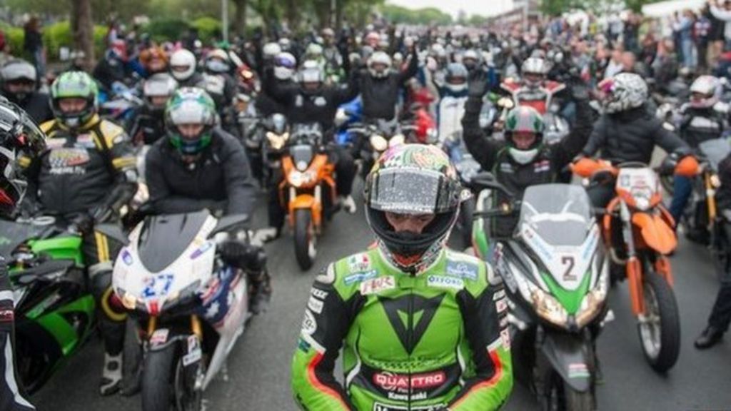 Thousands pay tribute to 'fallen racers'