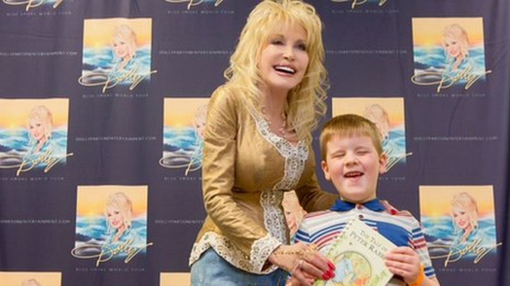 Dolly Parton handdelivers millionth UK Imagination Library book BBC News
