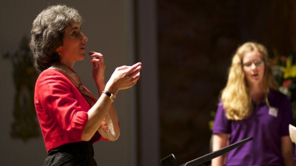 Blind singer learns visual art of conducting a choir BBC News