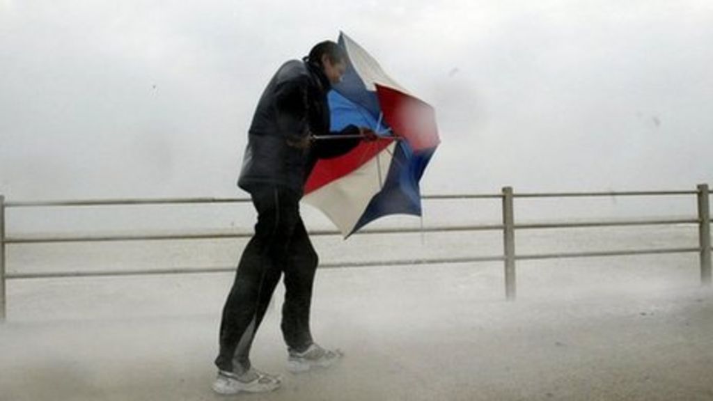 Warning of heavy rain and gales
