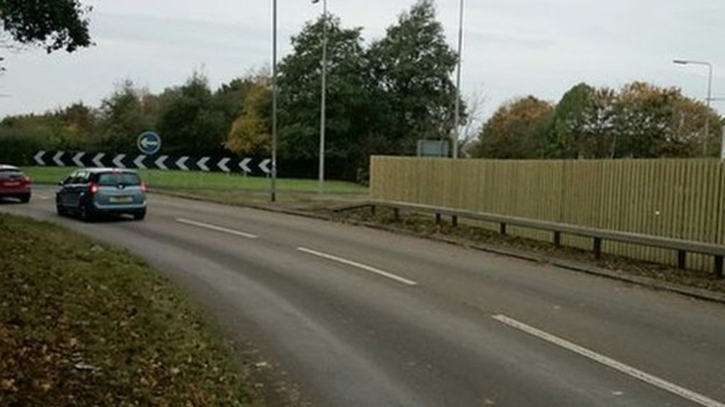 Northampton roundabout fence will 'reduce crashes' BBC News