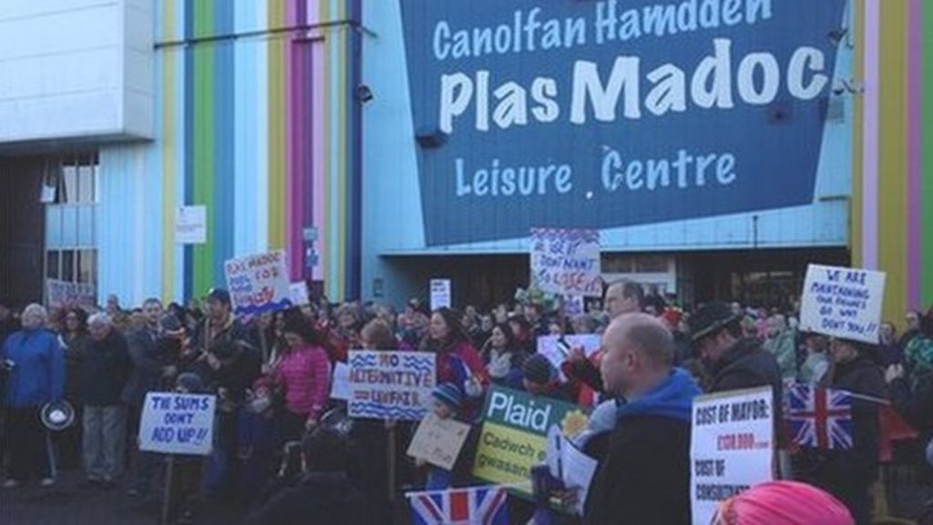 £50000 grant reprieve for Plas Madoc leisure centre, Wrexham - BBC News