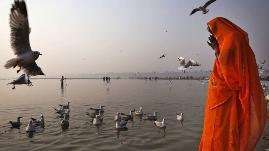 More than 100 bodies recovered from India's Ganges - BBC News