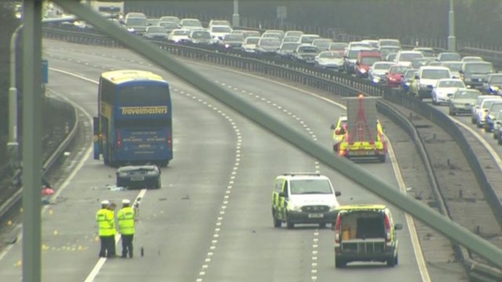 Fatal crash near Flitwick shuts part of M1 - BBC News