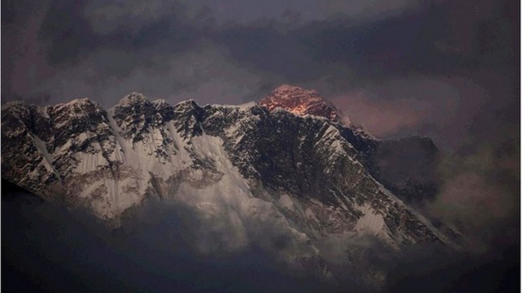 Himalayan 'drop after Nepal quake'