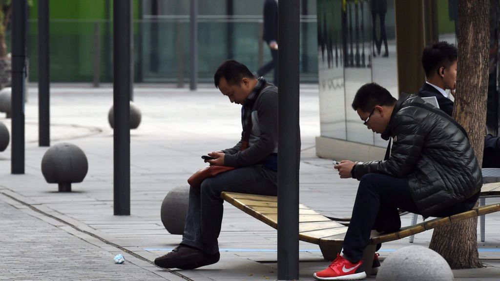 China's smartphone market contracts