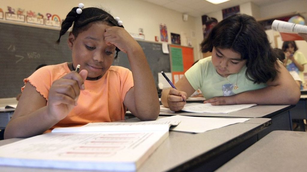 How do US black students perform at school? - BBC News