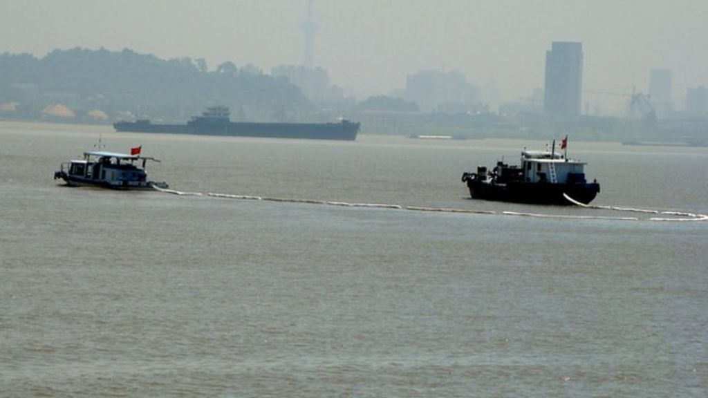 Chinese ship capsizes on Yangtze with hundreds missing BBC News