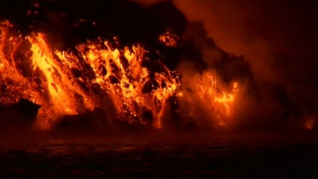 VIDEO: Night footage of Galapagos eruption