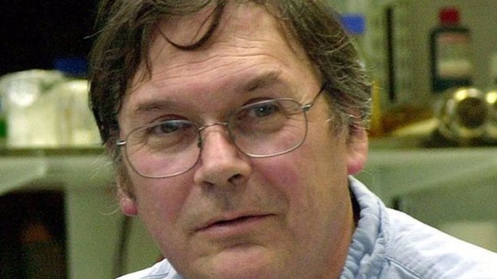 Scientist resigns over girls comment