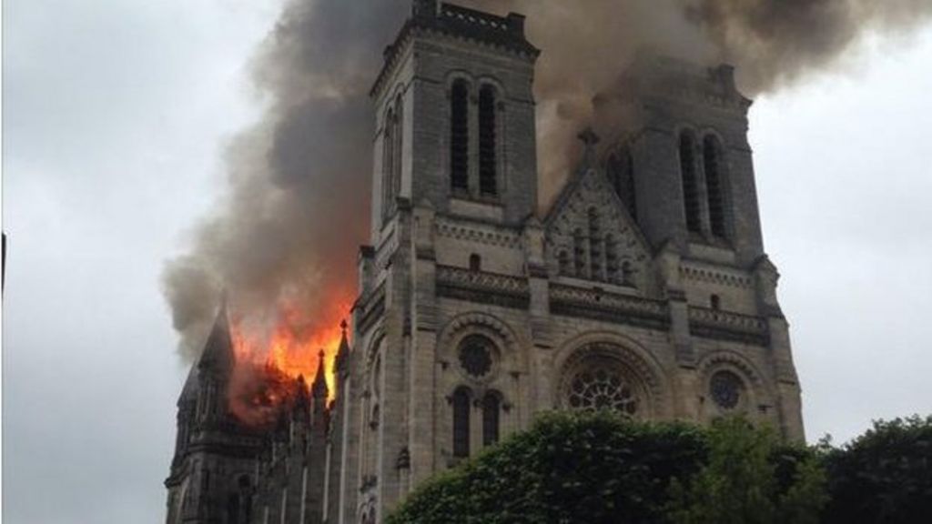 Huge fire wrecks French basilica