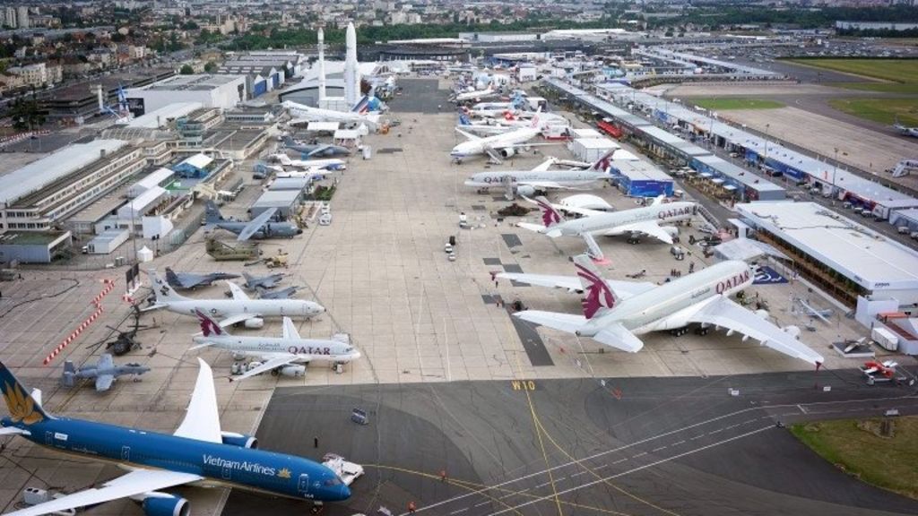 Airbus and Boeing bag orders in Paris
