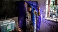 Dans un bureau de vote aux Comores lors des élections législatives