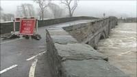 Dŵr uchel yn Afon Ddyfi ger y bont