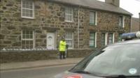 Yr heddlu tu allan i'r tŷ yn Rhes Glanmorfa ger Tremadog