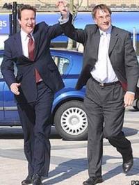 Bu David Cameron yn dathlu canlyniadau gwych i'r Ceidwadwyr wedi etholaid 2008 yn Y Barri gydag arweinydd cyngor Bro Morgannwg Gordon Kemp
