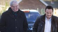 Keith Towler (dde) gyda chyflwynydd y rhaglen David Williams