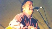 Bydd Dafydd Iwan yn y Pafiliwn ar y nos Lun