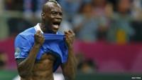 Mario Balotelli celebrating in Italian shirt