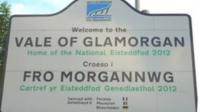Arwydd Bro Morgannwg sy'n nodi mai yno mae'r Eisteddfod yn 2012
