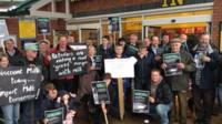 Ffermwyr yn protestio y tu allan i archfarchnad Morrisons ddydd Llun
