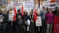 Gweithwyr Remploy yn protestio tu allan i San Steffan ar Ebrill 20