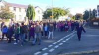 Trigolion yr ardal yn gorymdeithio o ystad Bryn-y-Gog