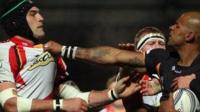 Clo'r Dreigiau Robert Sidoli ac asgellwr Wasps Tom Varndell yn herio'i gilydd ym Mharc Adams