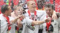 Chwaraewyr Abertawe yn dathlu dyrchafiad y clwb i'r Uwchgynghrair ym mis Mai 2011