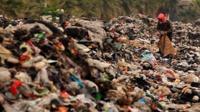 Man scavenging in rubbish in Aleppo