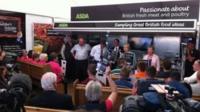 Roedd dros 100 yn protestio ger stondin Asda ar Faes y Sioe yn Llanelwedd
