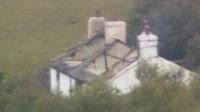 Tŷ gafodd ei ddifrodi yn ystod yr ymgyrch