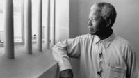 Mandela yn ei gell yn y carchar ar Ynys Robben