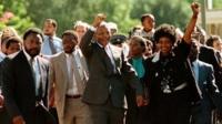 Nelson Mandela gyda Winne Mandela