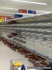 Silffoedd bara gwag yn archfarchnad Tesco Aberdâr