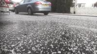Cenllysg ar un o ffyrdd Caerdydd wedi'r eira, y gwynt a'r glaw