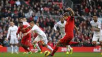 Steven Gerrard gafodd gôl gyntaf y gêm, cic o'r smotyn