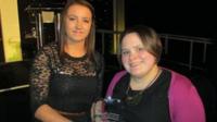 Swyddogion y Prosiect, Carmel Roberts a Bethan Mair, gyda’u gwobr