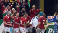Cymru'n dathlu ar ôl cais George North yn erbyn Ffrainc