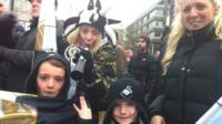 Nicola Squires gyda'i phlant Elle, 11, Drew, saith oed a Darci, pump oed