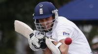 Steven Finn in bat