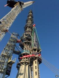 The spire is hoisted atop the Freedom Tower (10 May 2013)